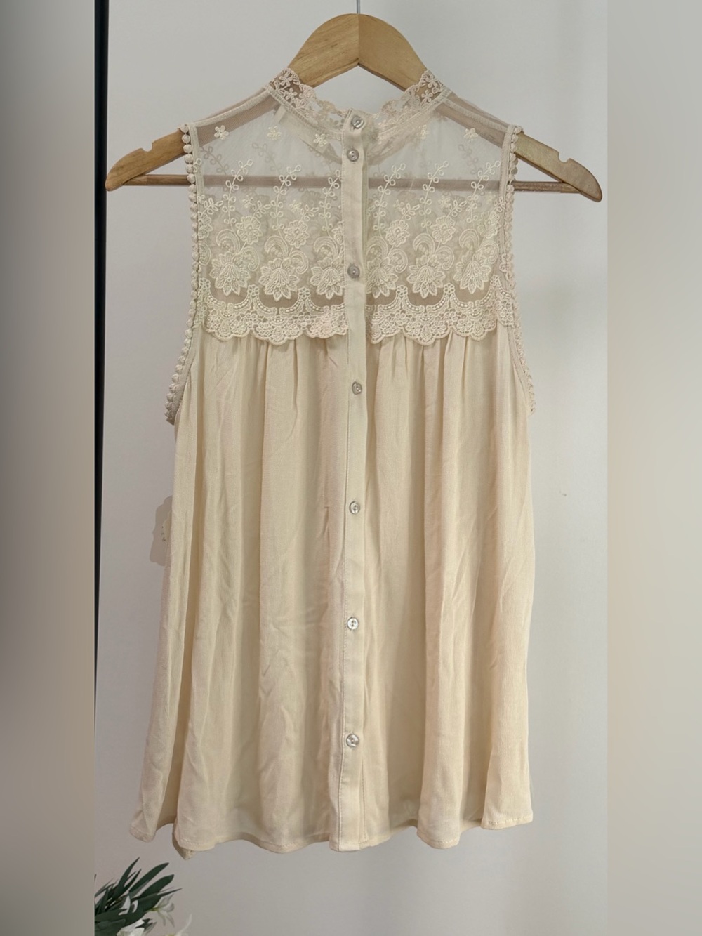 🤍 NWT Altar’d State Romantic Lace Tank Blouse Yoke Button Size Large